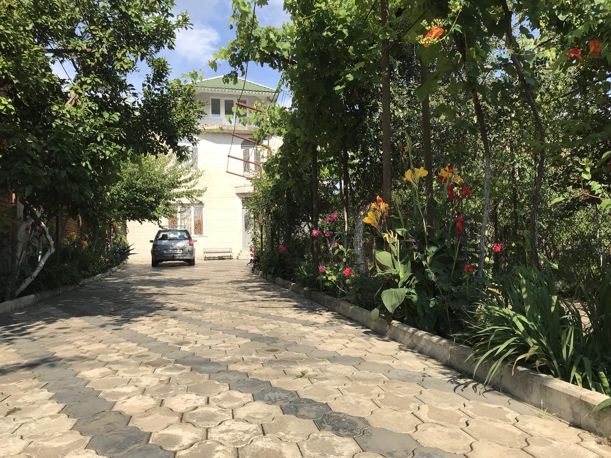Bajo Guest House Kutaisi Bagian luar foto