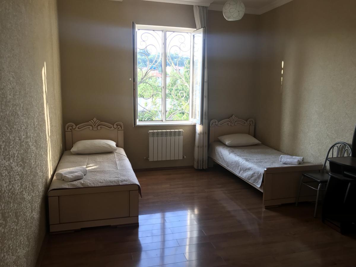 Bajo Guest House Kutaisi Bagian luar foto