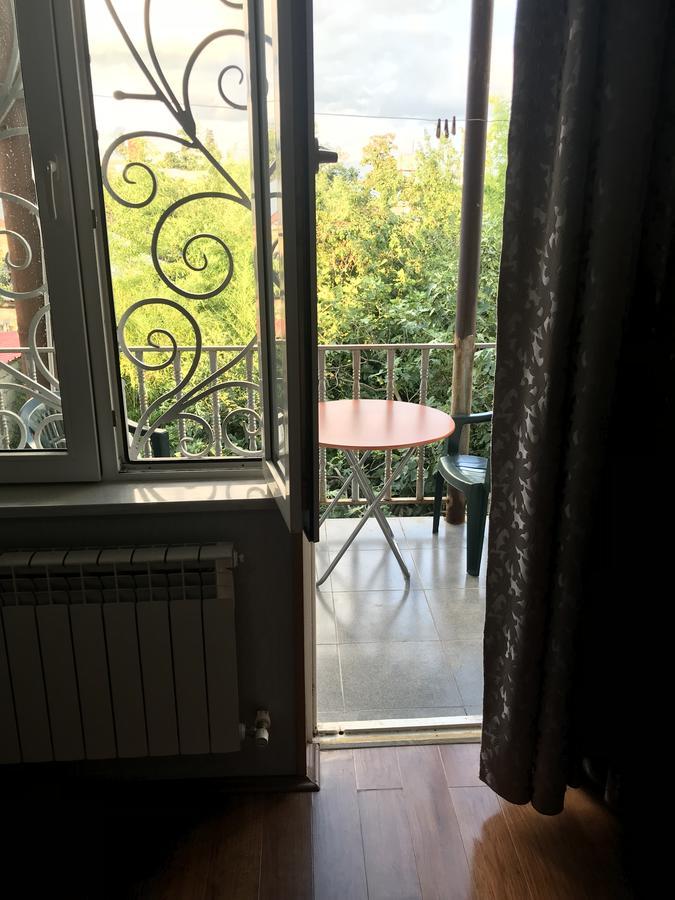 Bajo Guest House Kutaisi Bagian luar foto