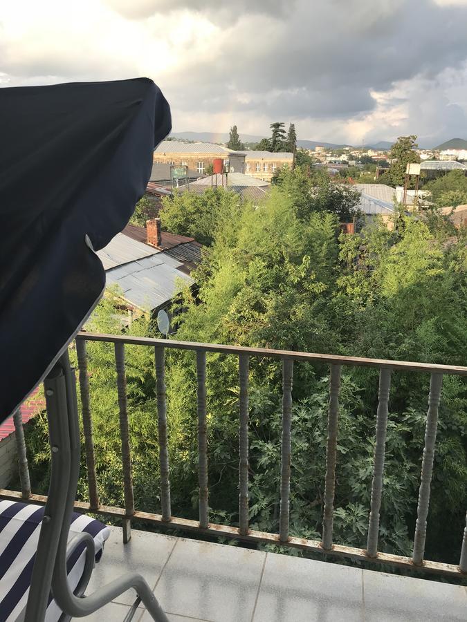 Bajo Guest House Kutaisi Bagian luar foto