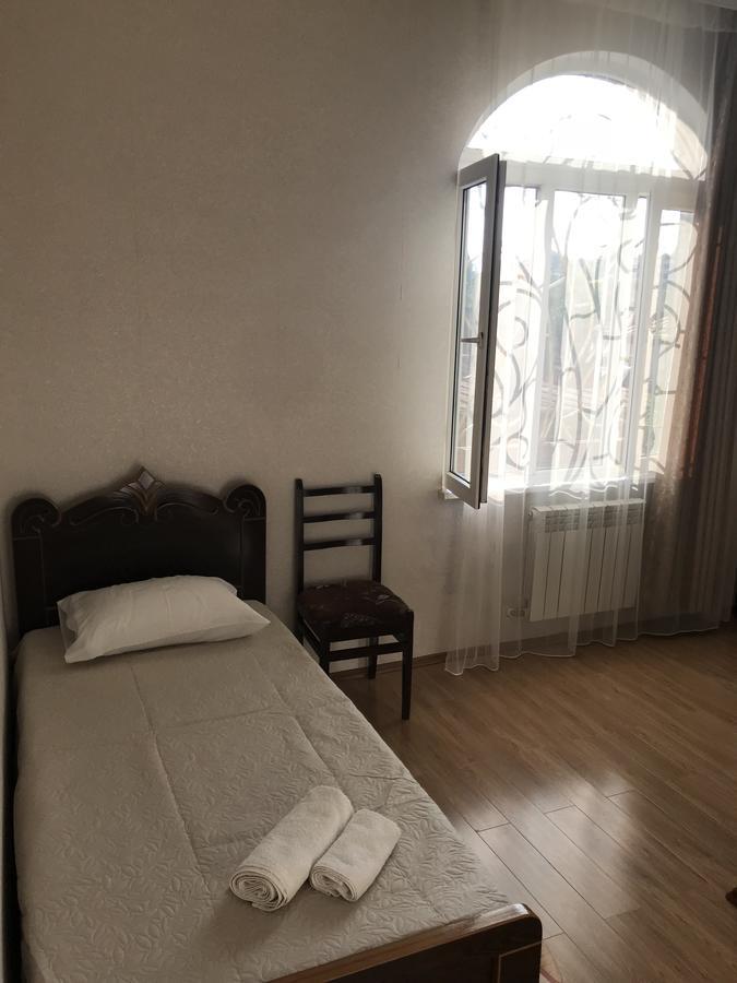 Bajo Guest House Kutaisi Bagian luar foto