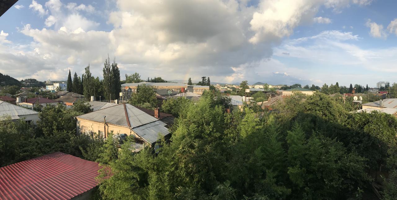 Bajo Guest House Kutaisi Bagian luar foto