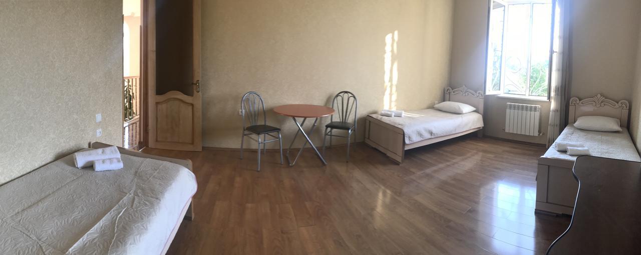 Bajo Guest House Kutaisi Bagian luar foto