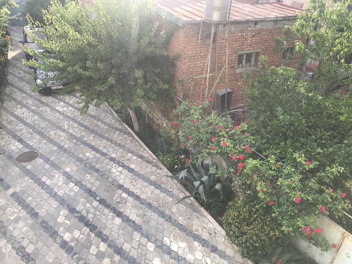 Bajo Guest House Kutaisi Bagian luar foto