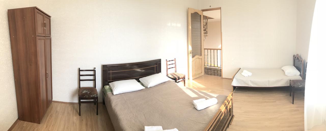 Bajo Guest House Kutaisi Bagian luar foto