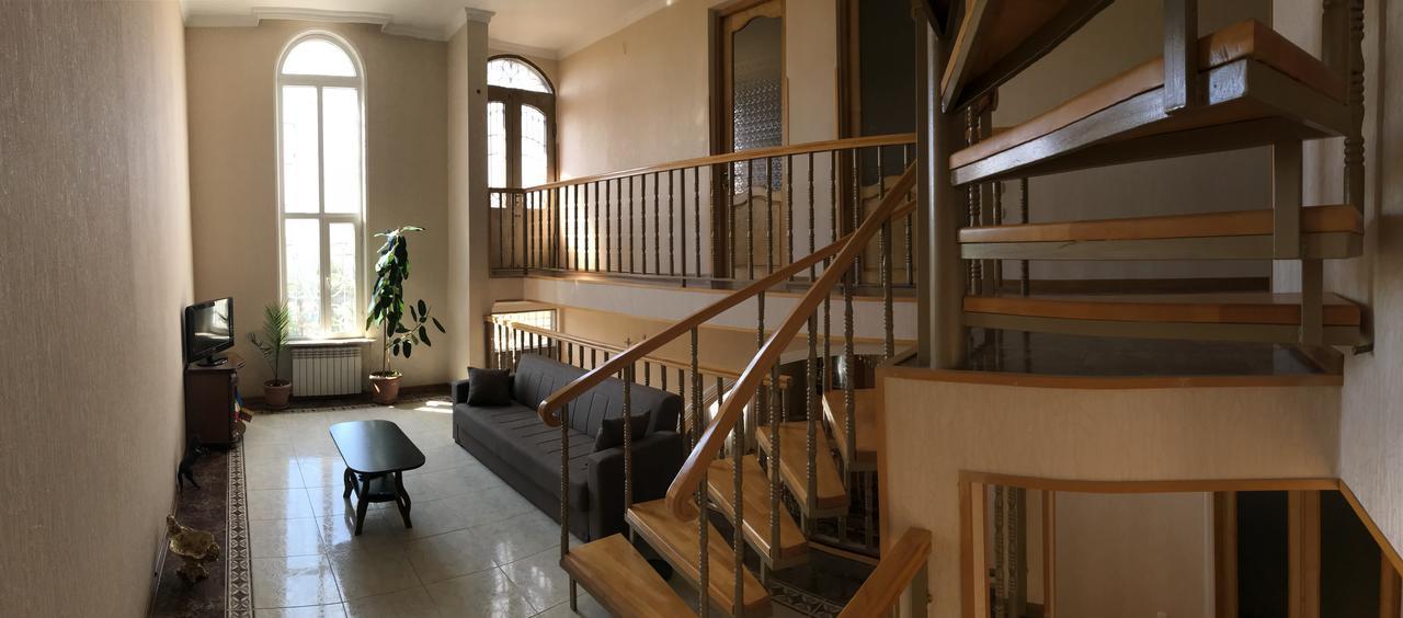 Bajo Guest House Kutaisi Bagian luar foto