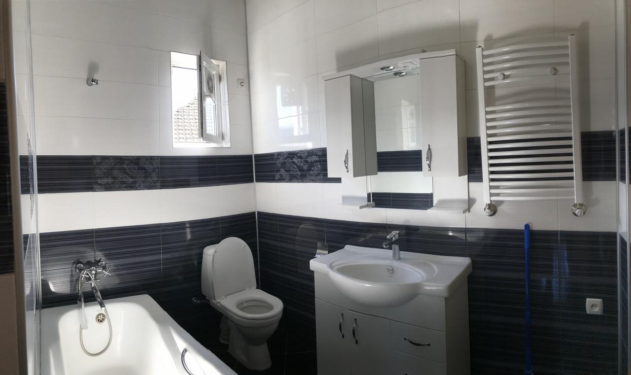 Bajo Guest House Kutaisi Bagian luar foto