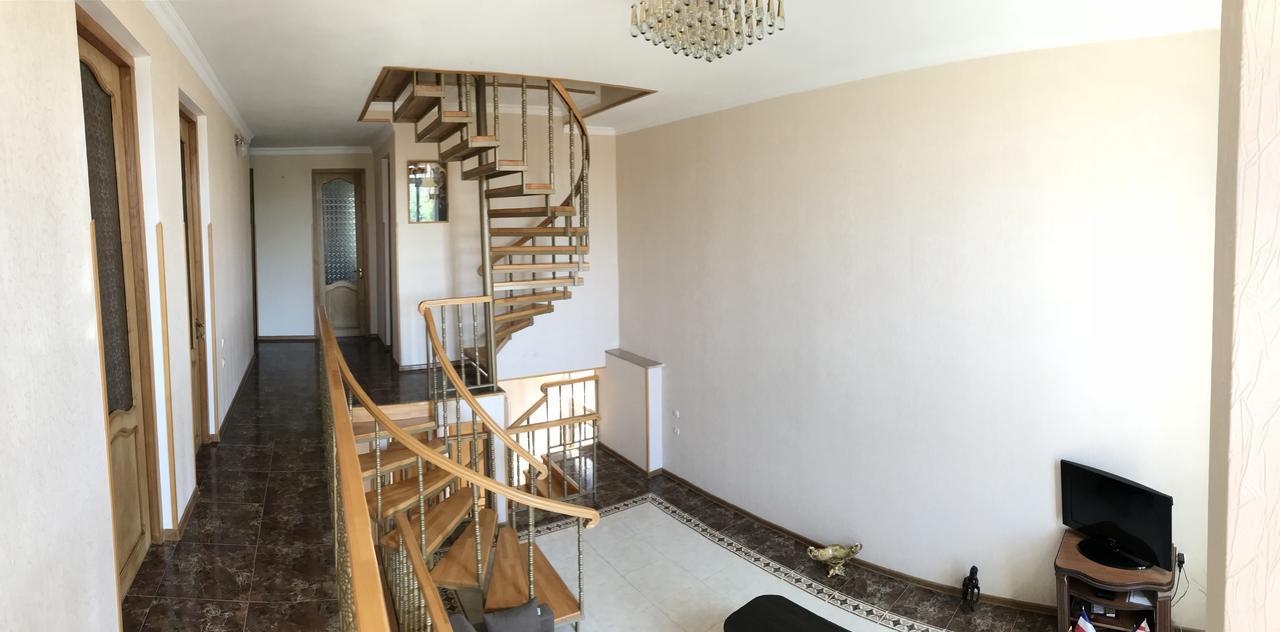Bajo Guest House Kutaisi Bagian luar foto