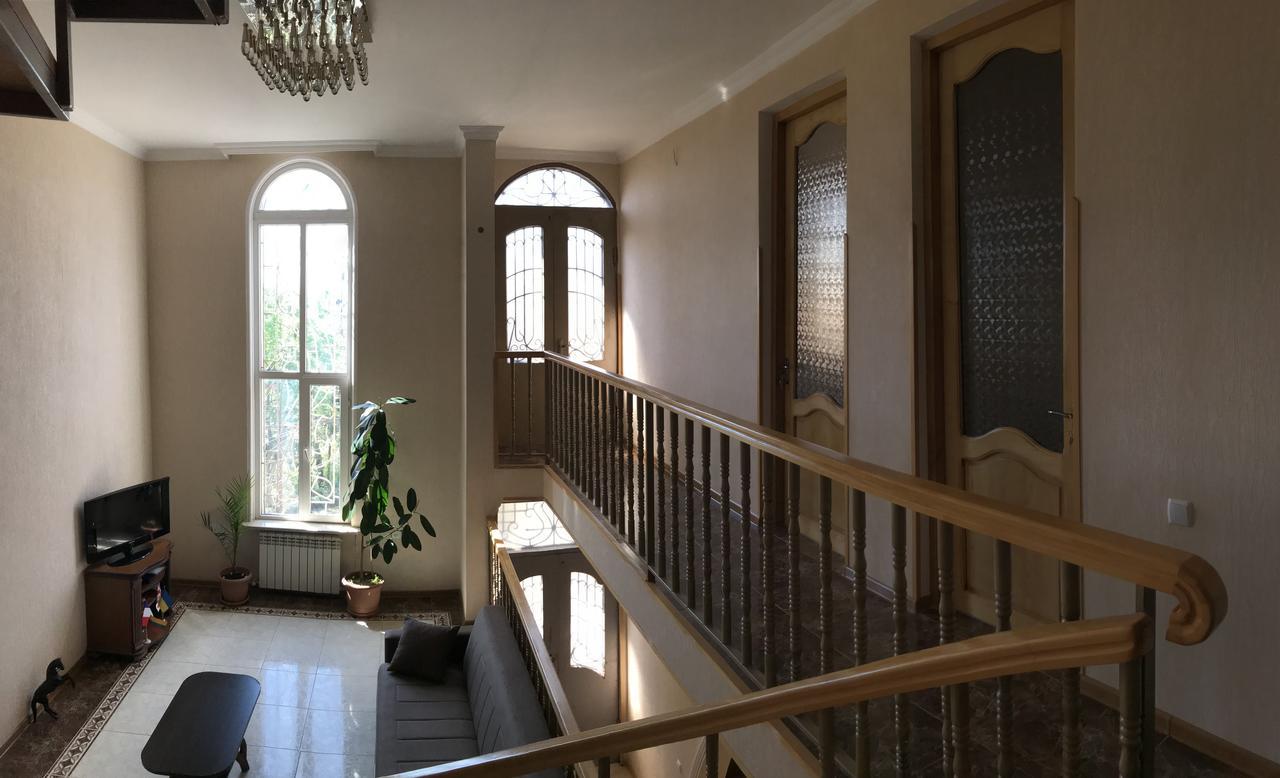 Bajo Guest House Kutaisi Bagian luar foto