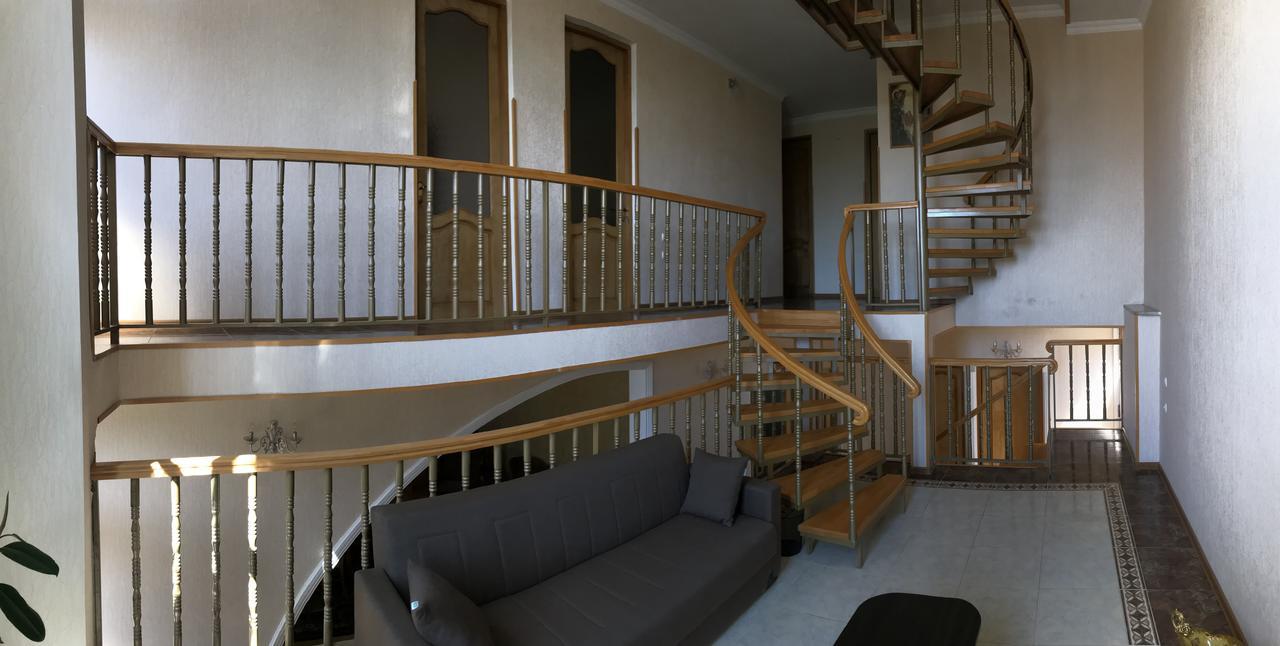 Bajo Guest House Kutaisi Bagian luar foto