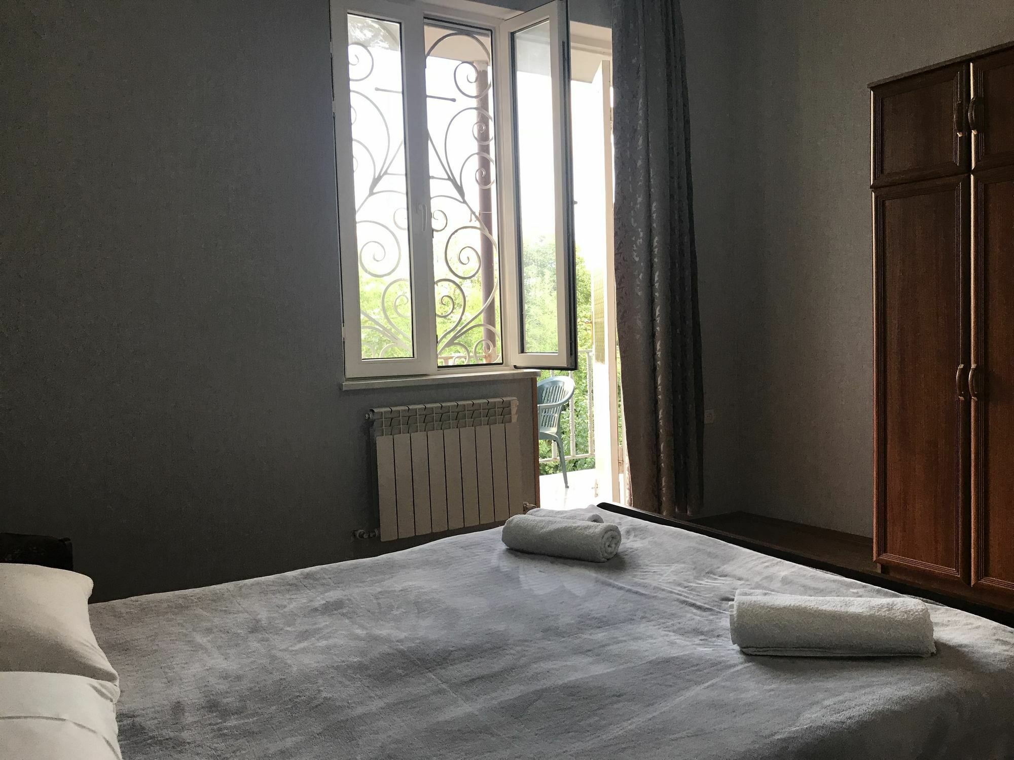Bajo Guest House Kutaisi Bagian luar foto